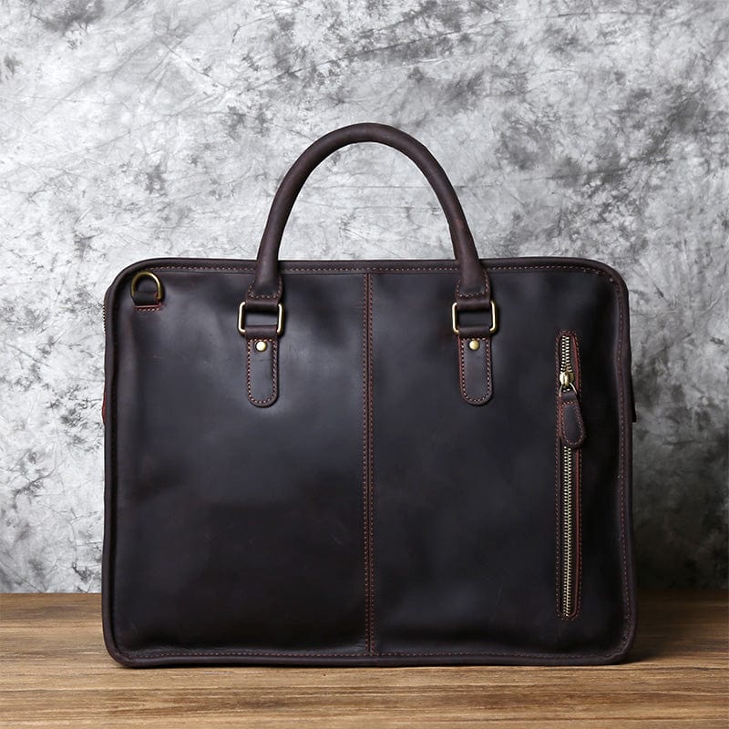 Accessoire homme: sac à main en cuir véritable, offrant une capacité généreuse pour tous les essentiels.