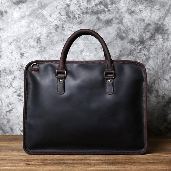 Sac à main homme en cuir de vache marron, avec fermeture éclair robuste, pour un style impeccable.