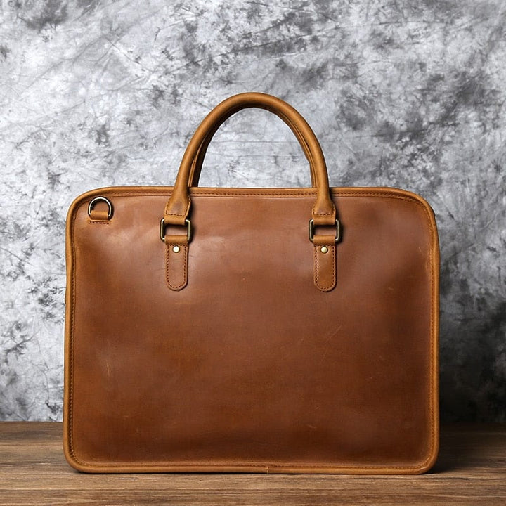 Détail du cuir de vache véritable texturé d'un sac à main homme, synonyme de qualité et durabilité.