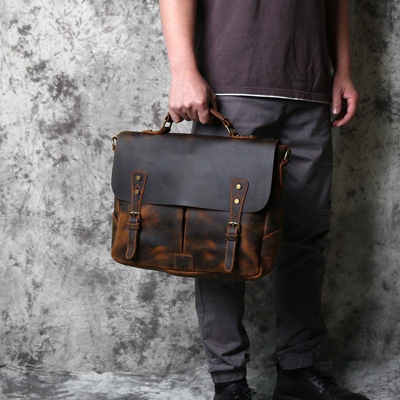 Sac homme cuir véritable noir, poignées robustes, fermeture éclair sécurisée, pour usage quotidien ou professionnel.