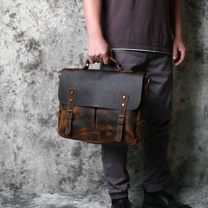 Sac homme cuir véritable noir, poignées robustes, fermeture éclair sécurisée, pour usage quotidien ou professionnel.