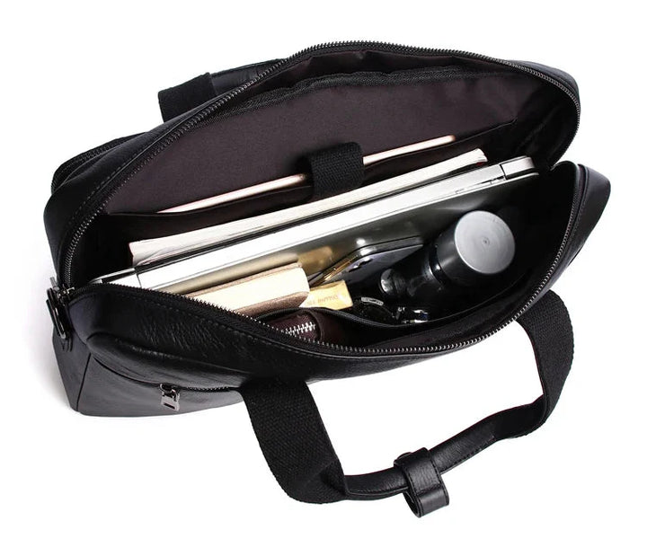 Intérieur organisé d'un sac à main homme en cuir noir, idéal pour documents et accessoires de travail.