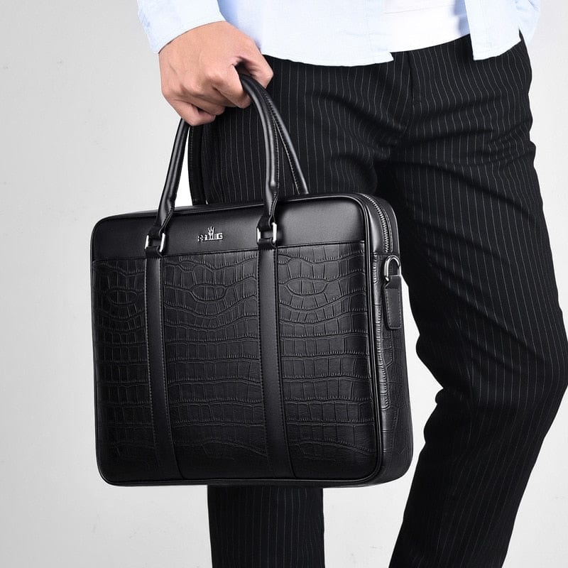 Accessoire homme chic : sac à main noir motif crocodile, pour un look distingué.
