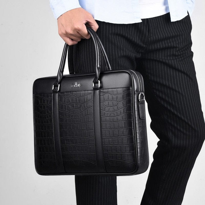 Accessoire homme chic : sac à main noir motif crocodile, pour un look distingué.
