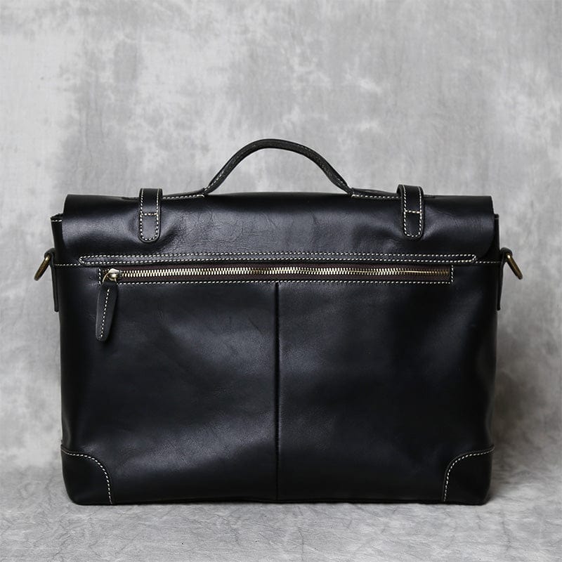 Accessoire cuir essentiel: sac à main noir pour homme, avec ses finitions métalliques discrètes et élégantes.