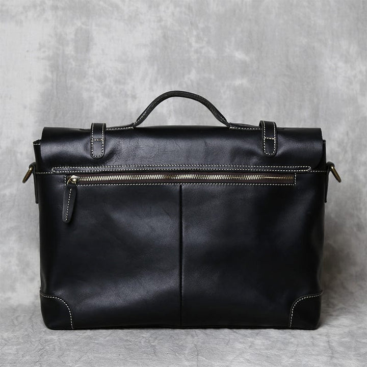 Accessoire cuir essentiel: sac à main noir pour homme, avec ses finitions métalliques discrètes et élégantes.