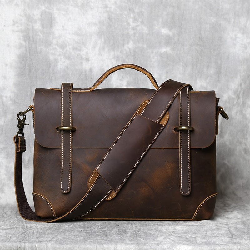Sac à main marron en cuir homme, avec ses coutures impeccables, un accessoire de mode masculine intemporel.