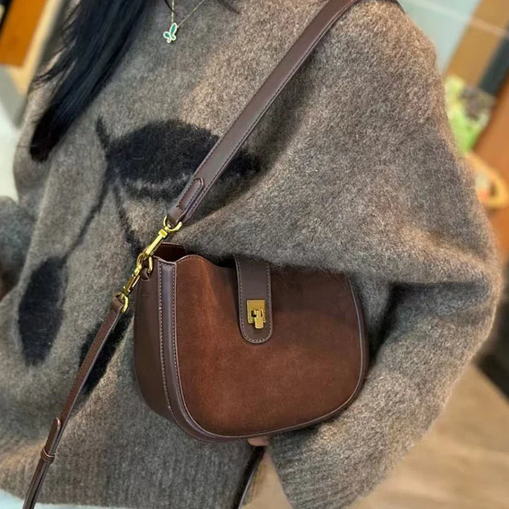 Sac bandoulière élégant en cuir pour femme, un accessoire chic et polyvalent.