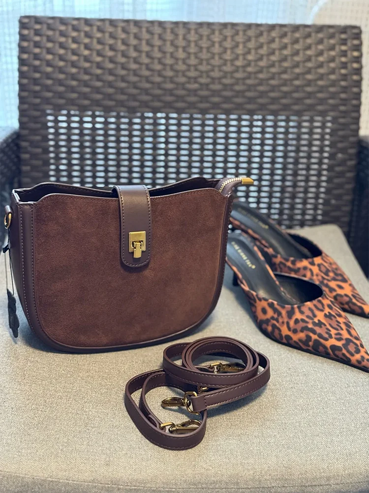 Sac à main en cuir tendance pour femmes, design moderne et chic, parfait pour le quotidien.