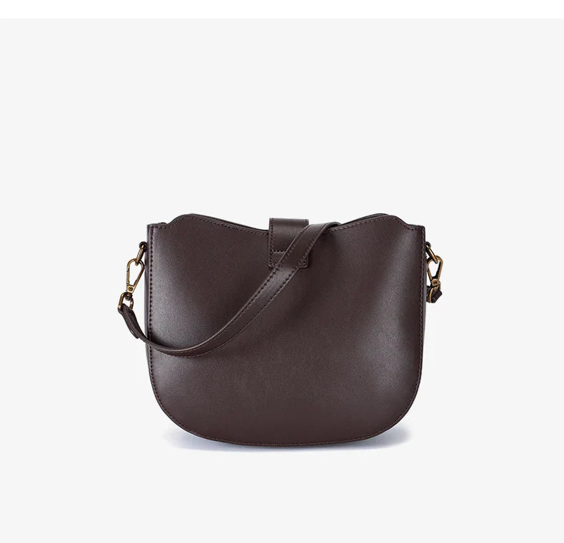 Sac en cuir raffiné pour femmes, style contemporain, idéal pour compléter une tenue élégante.