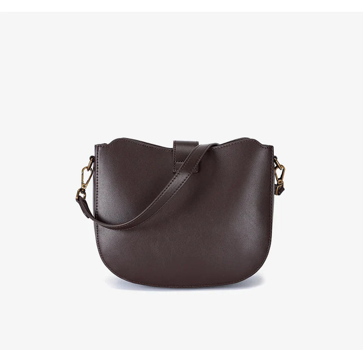 Sac en cuir raffiné pour femmes, style contemporain, idéal pour compléter une tenue élégante.