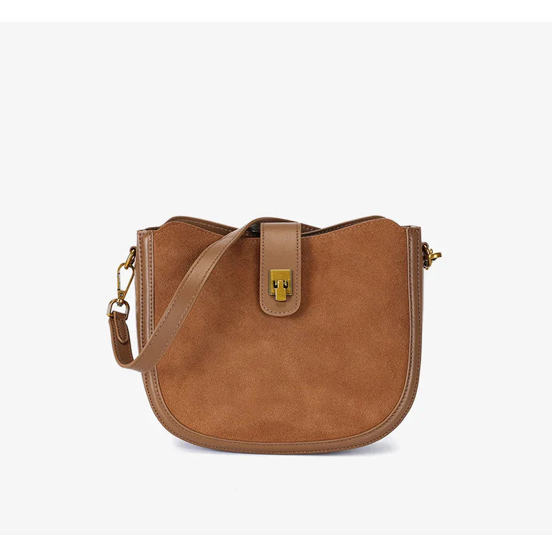 Sac à bandoulière en cuir noir, accessoire chic et intemporel pour femme.