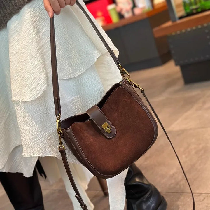 Sac bandoulière en cuir pour femme, accessoire polyvalent et élégant.