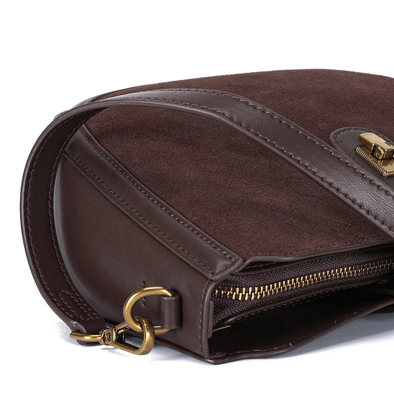 Sac en cuir pleine fleur pour femme, accessoire chic avec bandoulière ajustable.