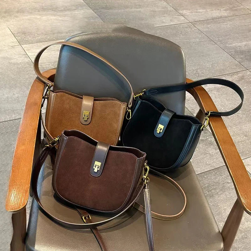 Sac en cuir chic pour femme, avec détails métalliques élégants, bandoulière.