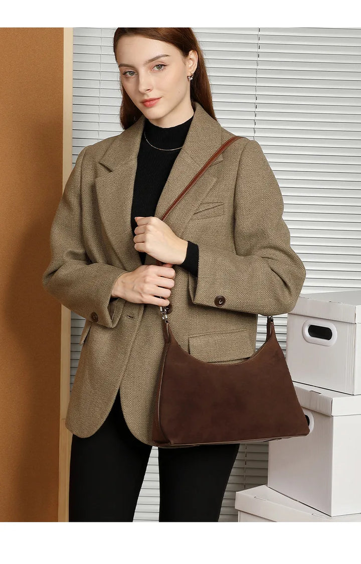 Sac à main chic femme en cuir & daim. Couleurs chaudes marron & lie de vin. Élégant.