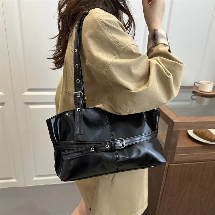 Sac à main élégant femme en similicuir noir, style moderne, parfait accessoire mode polyvalent.
