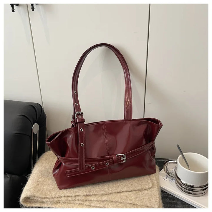 Sac femme rouge éclatant, sac à main élégant en similicuir, pour un style tendance et chic.