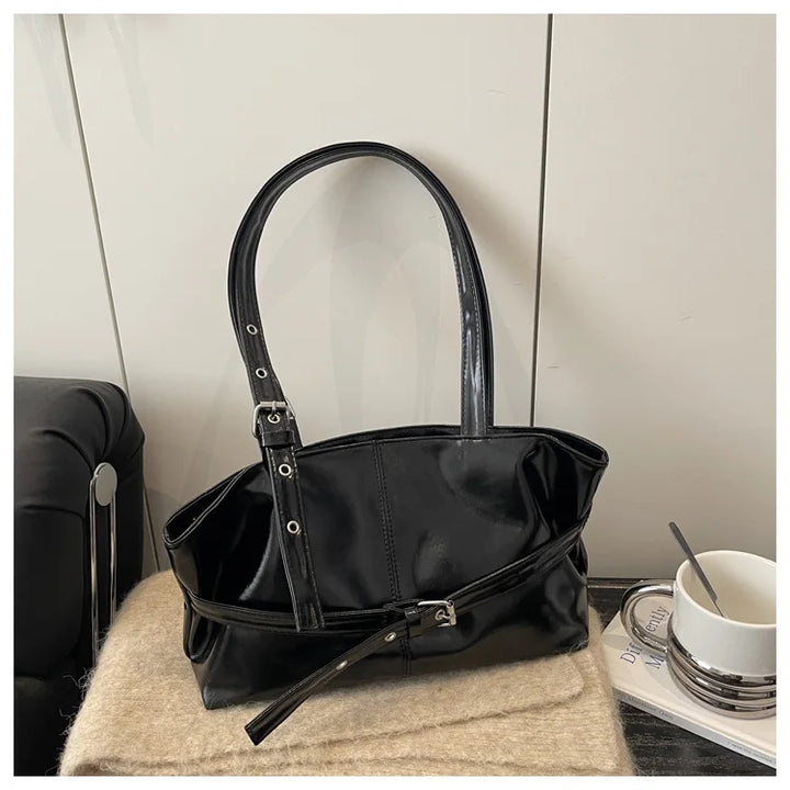 Sac femme tendance rouge, porté épaule, en similicuir, idéal pour usage quotidien.
