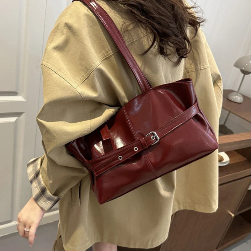 Sac à main moderne blanc en similicuir, accessoire polyvalent et élégant pour femme.