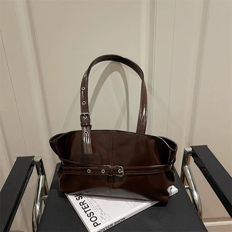 Sac à main noir en similicuir, design moderne, sac femme porté épaule, chic et pratique.