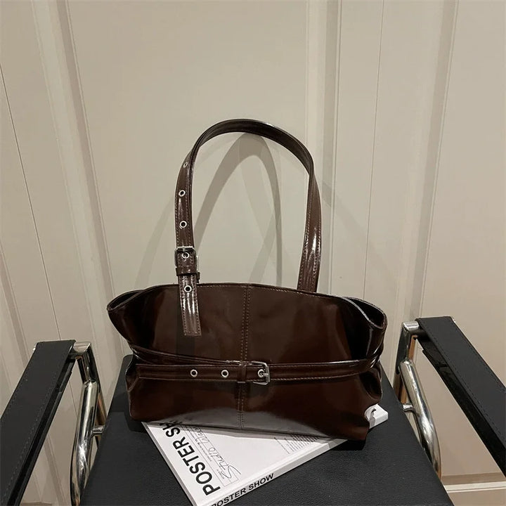 Sac à main noir en similicuir, design moderne, sac femme porté épaule, chic et pratique.