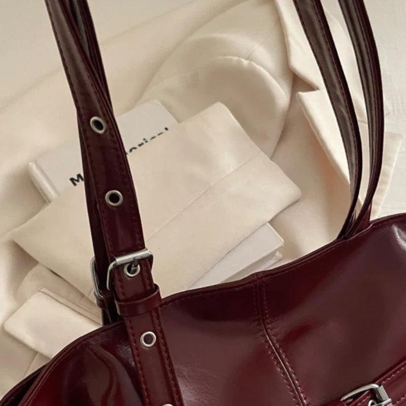 Sac femme rouge, style élégant, sac à main polyvalent en similicuir, accessoire tendance.