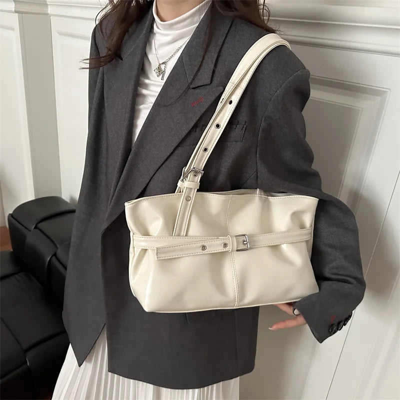 Sac à main café, élégant et fonctionnel, en similicuir, sac femme idéal pour le quotidien.