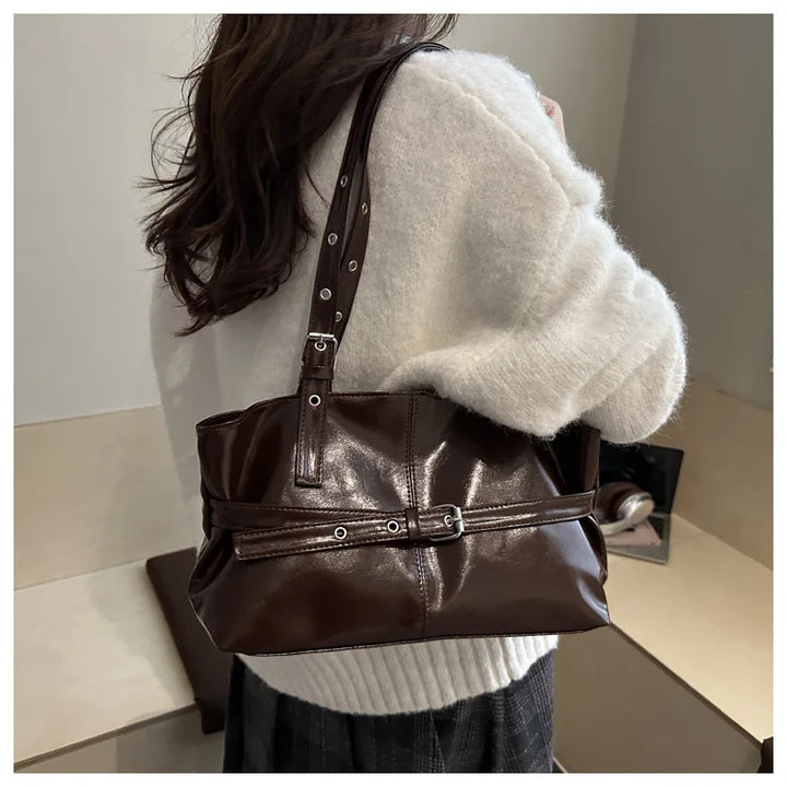 Sac à main femme noir, porté épaule, en similicuir souple, accessoire moderne et polyvalent.