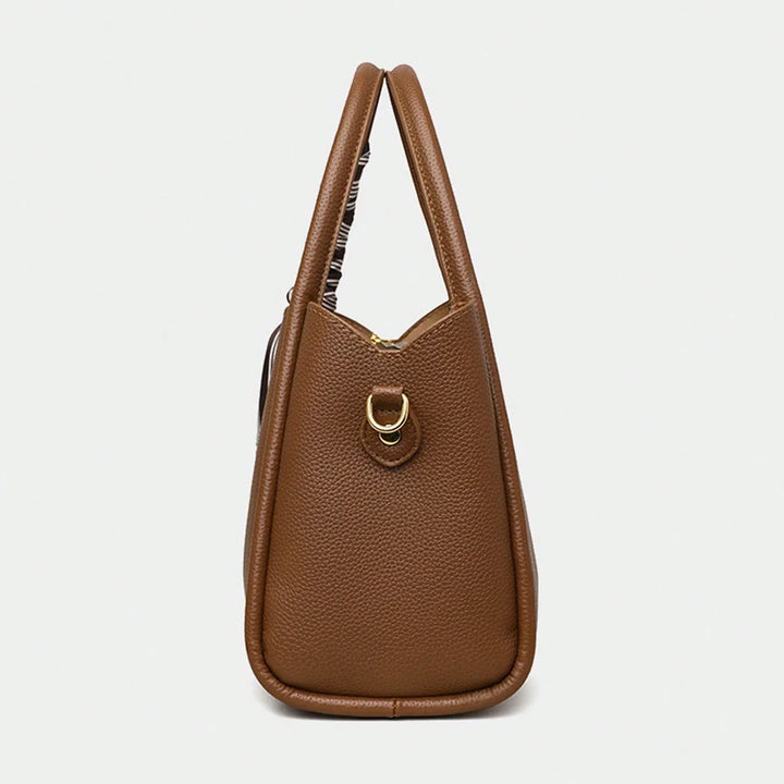 Sac à main marron clair pour femme, design chic et moderne en similicuir avec détails élégants.