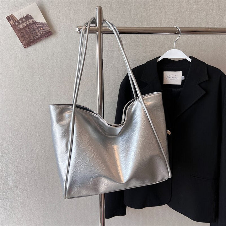 Sac à main élégant pour femme en cuir argenté. Un accessoire de mode chic et polyvalent pour un style quotidien raffiné.