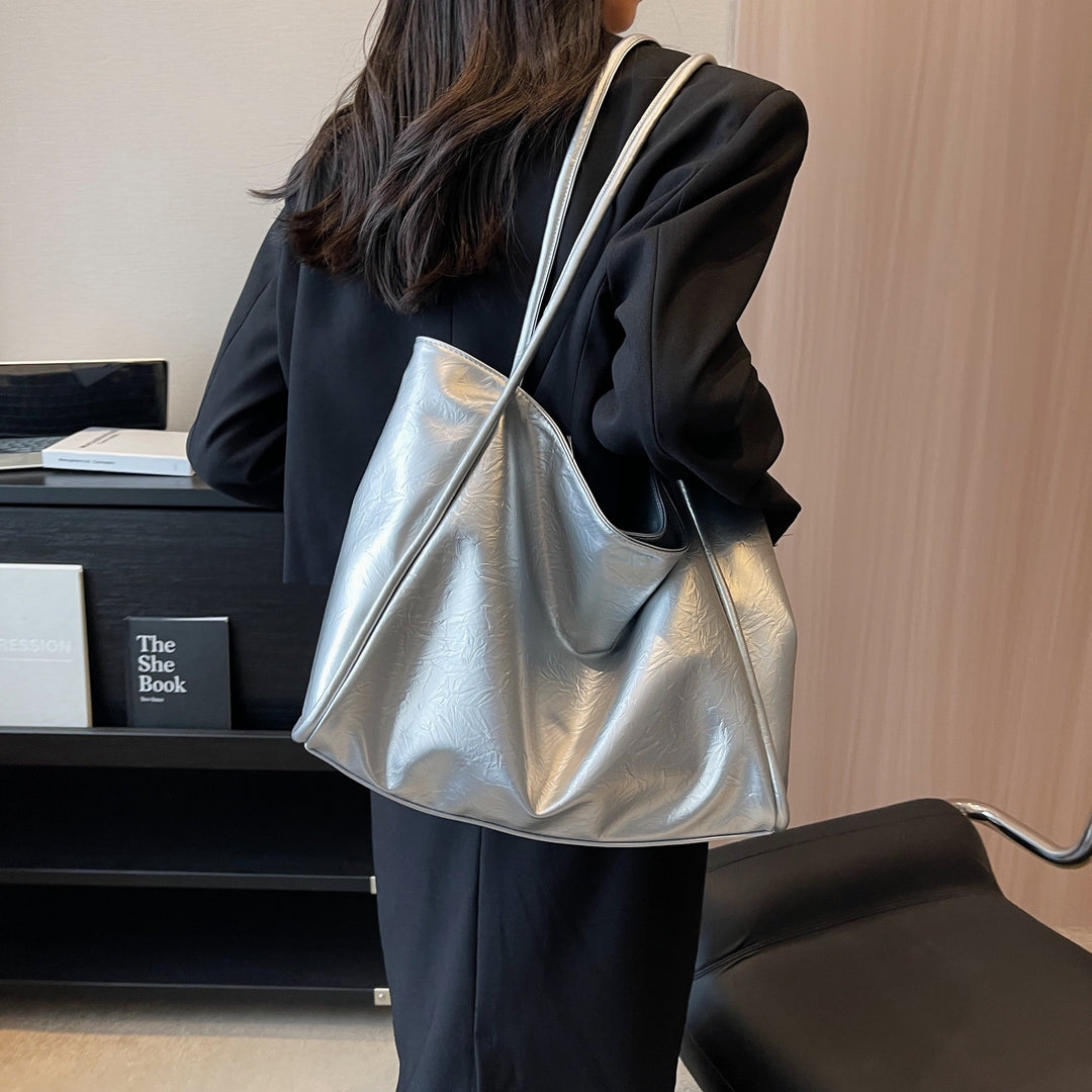Sac à main femme en cuir argenté tendance. Idéal pour un look moderne et sophistiqué, accessoire de mode incontournable.