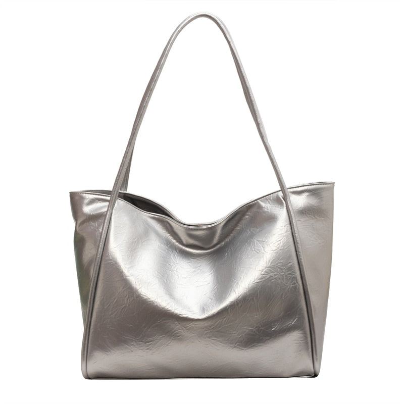 Sac à main argenté en cuir de qualité. Ce sac femme chic est parfait pour ajouter une touche glamour à toute tenue.