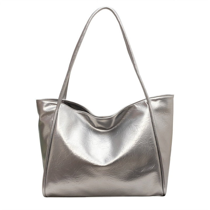 Sac à main argenté en cuir de qualité. Ce sac femme chic est parfait pour ajouter une touche glamour à toute tenue.