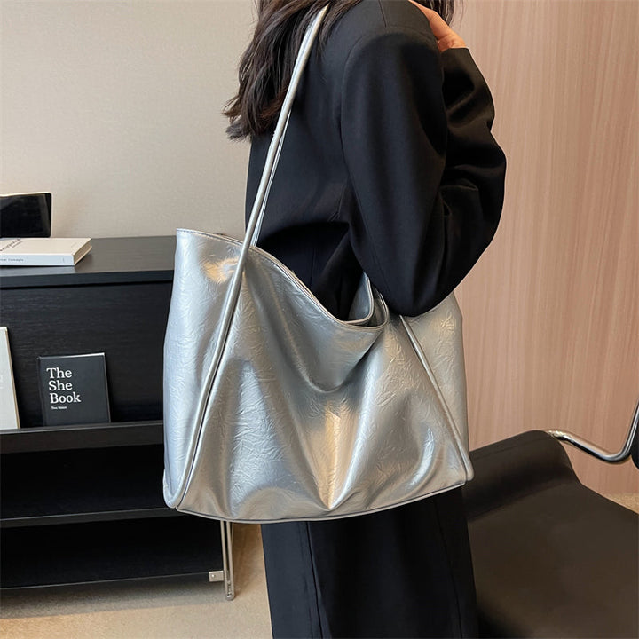 Sac à main pour femme, cuir argenté brillant. Un accessoire mode quotidien qui apporte style et élégance à votre tenue.