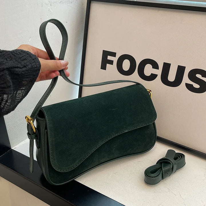 Sac à main femme élégant en cuir et daim. Un style chic et raffiné pour toute tenue.