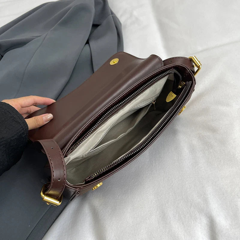 Sac à main café pour femme en cuir et daim. Accessoire élégant et chaleureux, parfait pour l'automne.