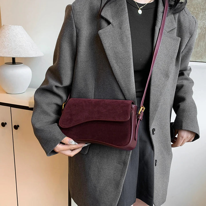 Sac bandoulière femme bordeaux compact en cuir et suédine. Idéal pour un look chic.