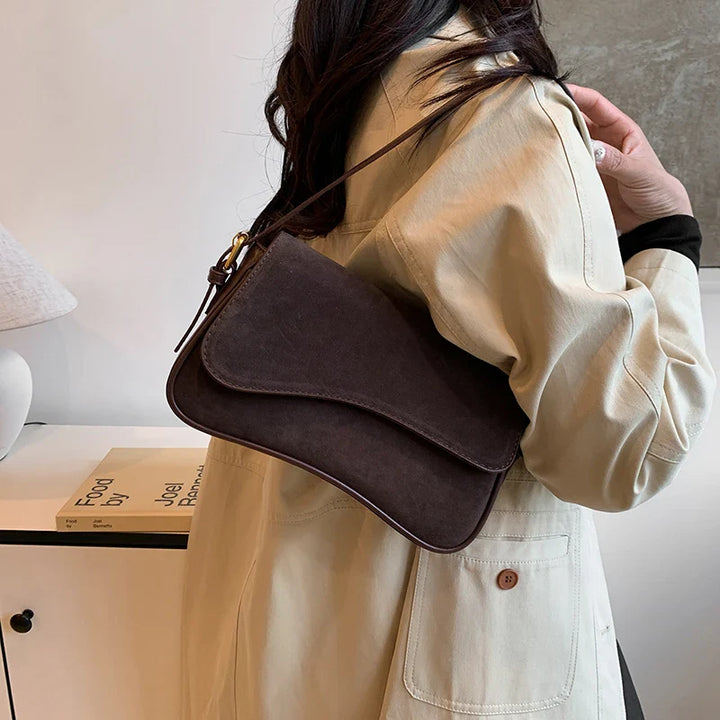 Sac à main femme en cuir et daim, un accessoire élégant et pratique pour le quotidien.