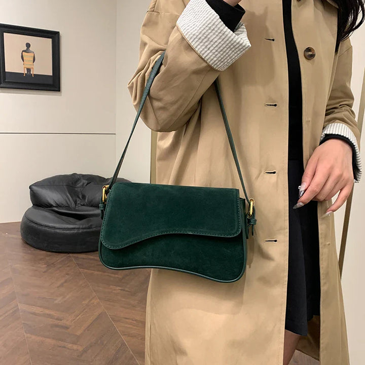 Sac femme élégant en cuir véritable et daim, un accessoire de mode raffiné et durable.