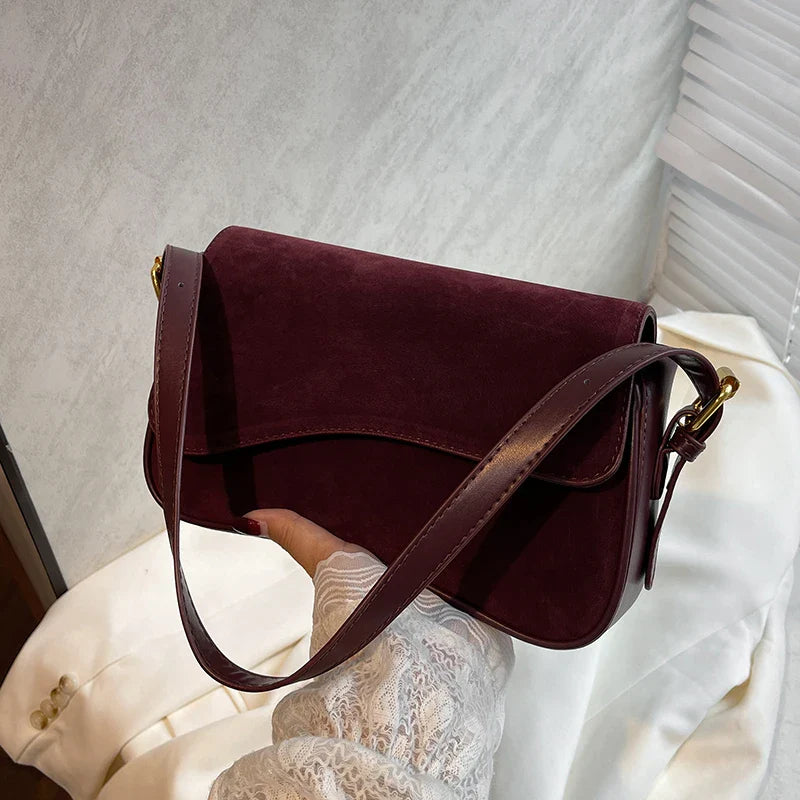 Sac à main femme en cuir lisse et daim doux. Un accessoire élégant avec une belle texture.