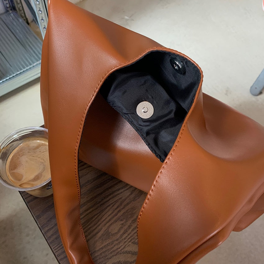 Accessoire chic et confortable pour femme, sac épaule camel idéal pour le quotidien.