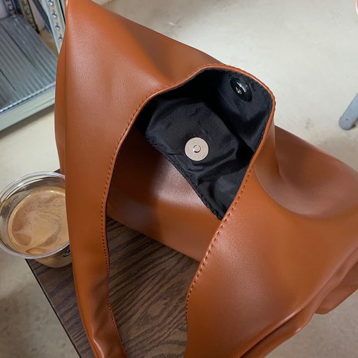 Accessoire chic et confortable pour femme, sac épaule camel idéal pour le quotidien.