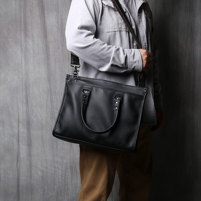 Sacoche homme en cuir noir, résistante et sophistiquée, idéale pour transporter documents et ordinateur