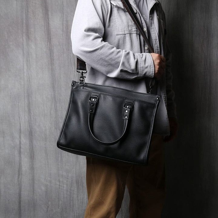 Sacoche homme en cuir noir, résistante et sophistiquée, idéale pour transporter documents et ordinateur