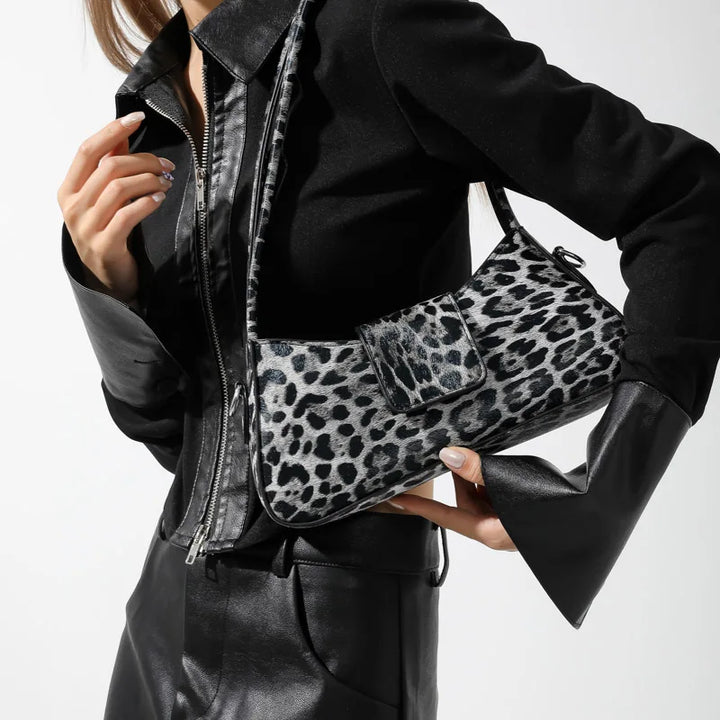 Sac à main léopard sauvage et élégant pour femme, avec bandoulière, un accessoire de mode incontournable.