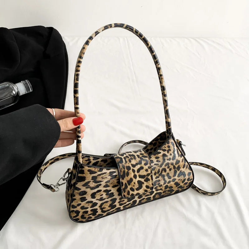 Sac à main léopard chic pour femme, motif animalier distinctif, parfait comme sac épaule/bandoulière.