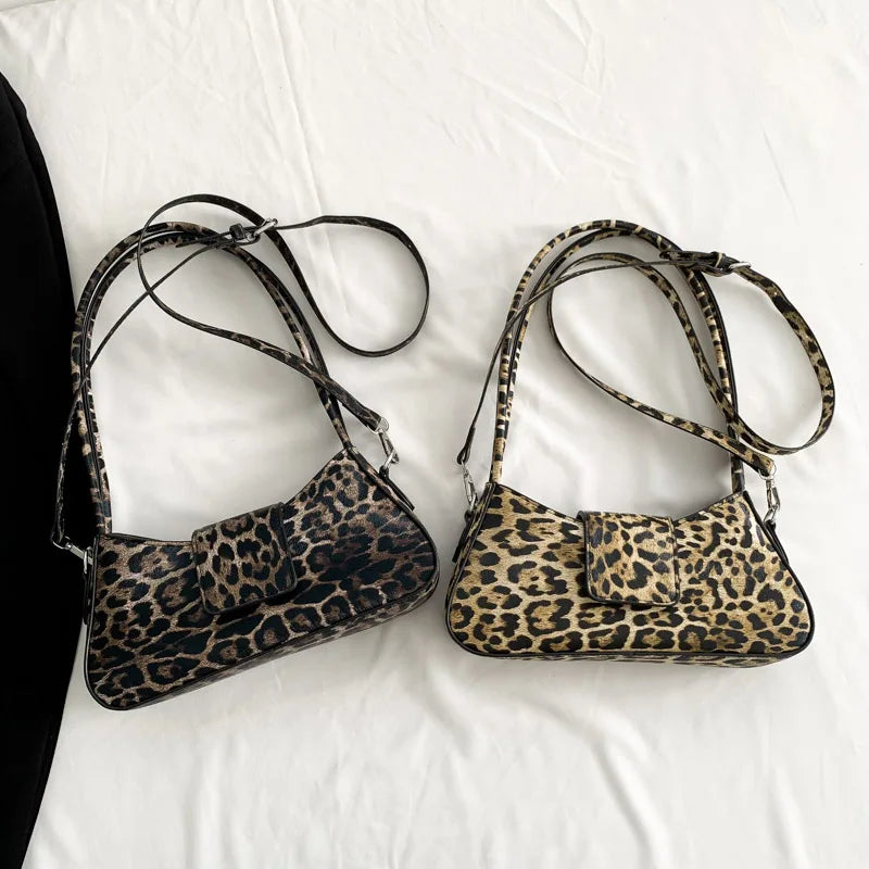 Vue de face d'un sac à main léopard femme, détails du motif, style tendance et élégant.