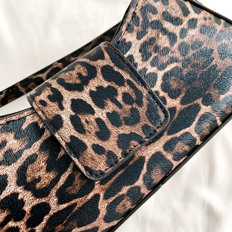 Sac à main léopard femme, petit format, chic et tendance avec bandoulière, accent sauvage.