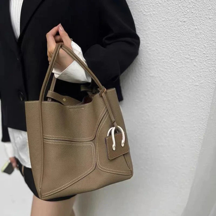 Sac à main Adelena en cuir beige rosé, féminin et élégant, un must-have pour femme.